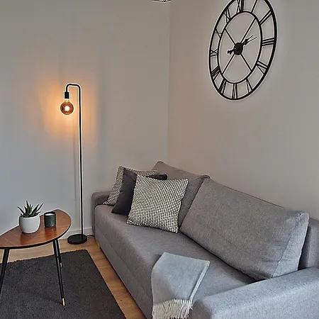 West / Parking Free *