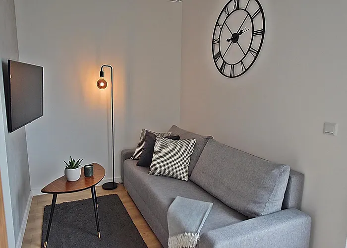 West / Parking Free *