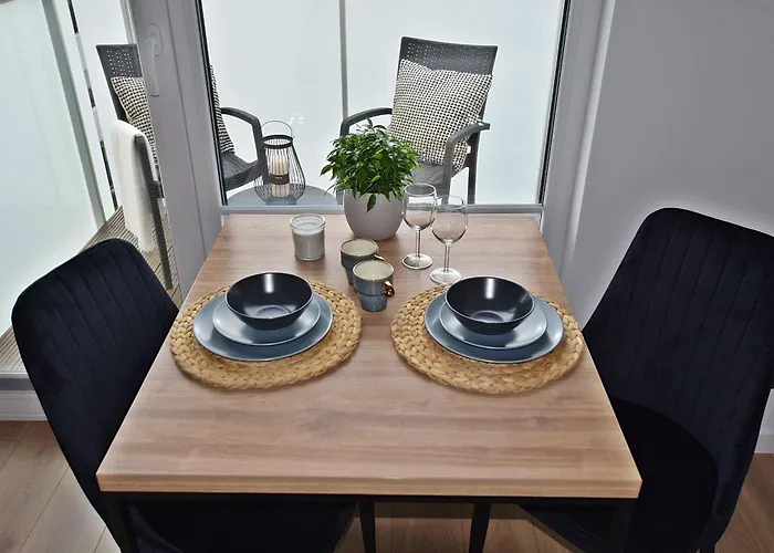 West / Parking Free *